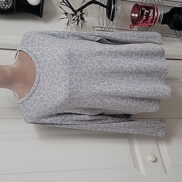 Gap, Size M, Gray Leopard / Cheetah Print Split Seam Knit Longsleeve Top. EUC. - Picture 1 of 11
